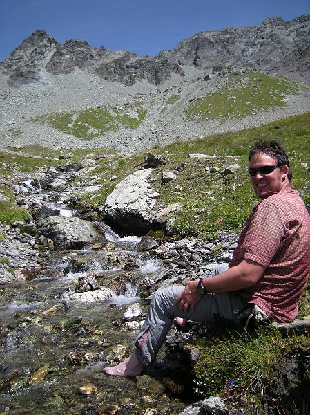 20080810_platta 054.jpg - Ich habe den Platta geschafft - er mich aber auch. Da gibt es vor der Wanderung zurück nach Cresta erstmal ein erfrischendes Fussbad.